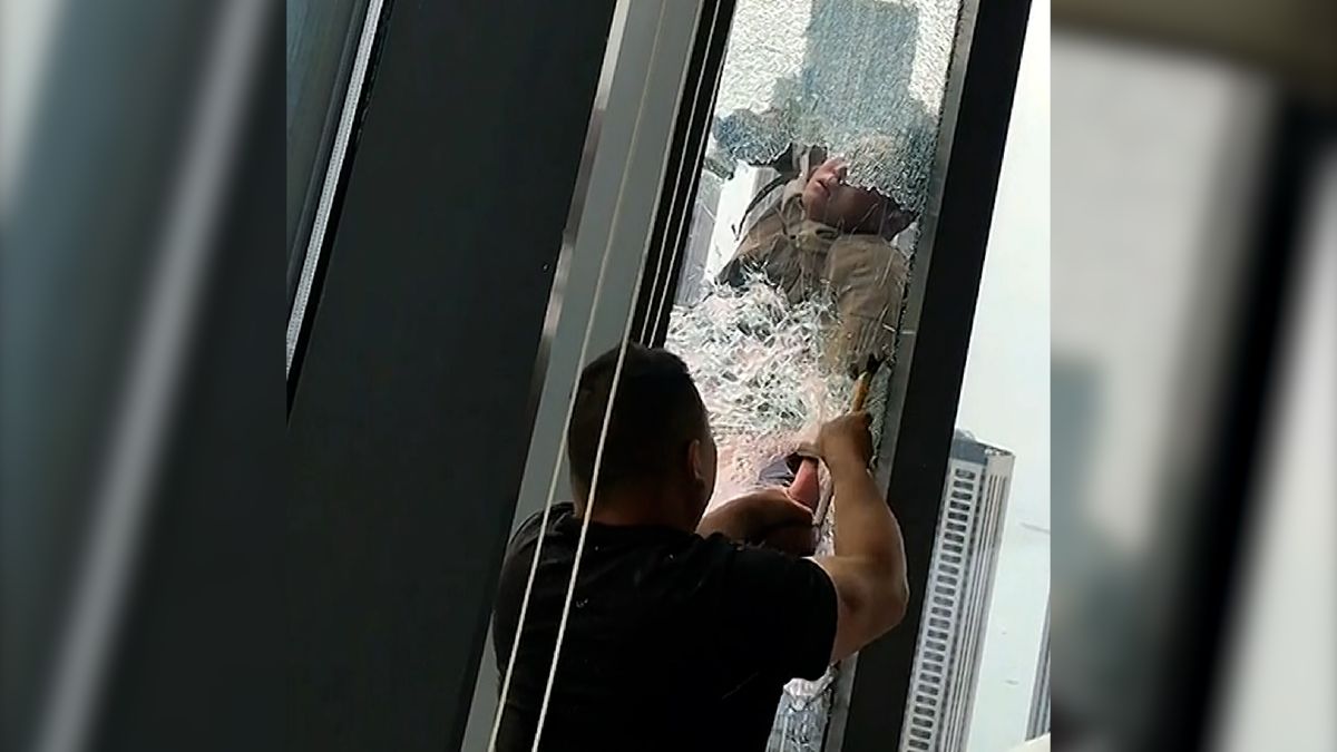 Čínský dělník visel ve 34. patře s lanem kolem krku. Lidé z kanceláře jej zachránili